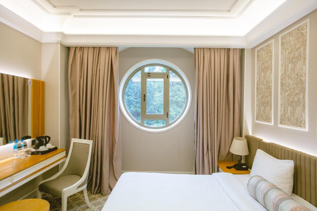 Theatrum Hotel Baky Esterno foto A room at the hotel