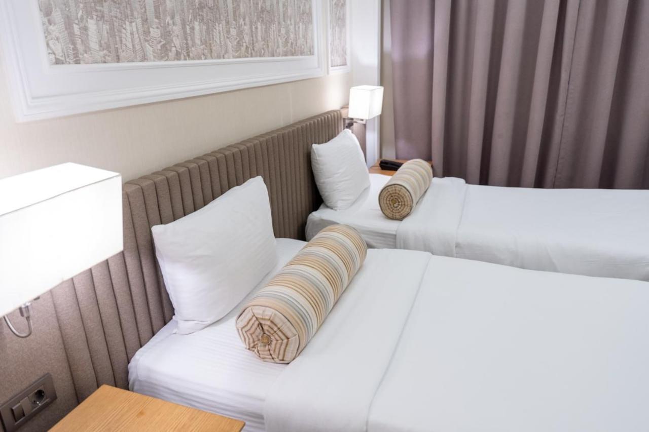 Theatrum Hotel Baky Esterno foto A pair of bolsters on a bed