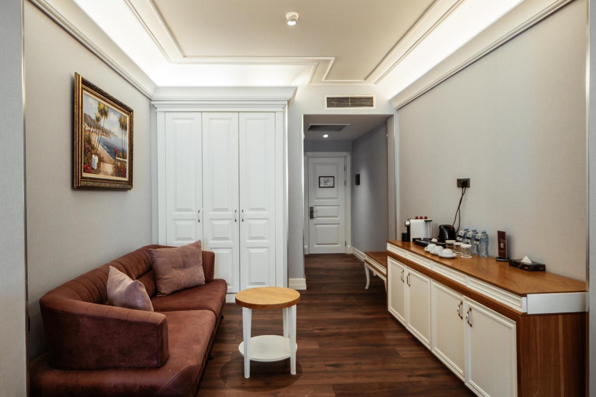 Theatrum Hotel Baky Esterno foto A room at the hotel