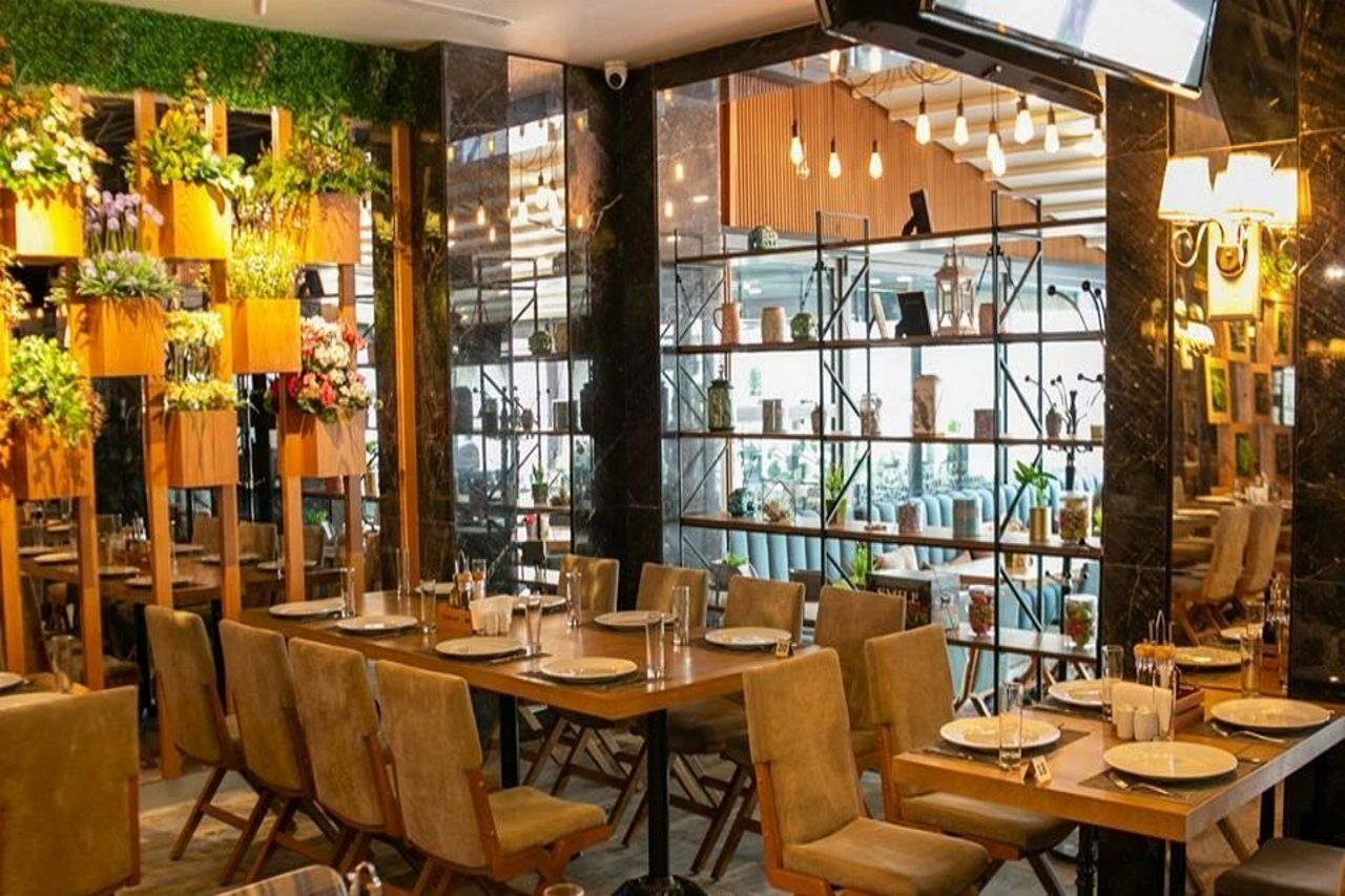 Theatrum Hotel Baky Esterno foto Interior of a restaurant in India